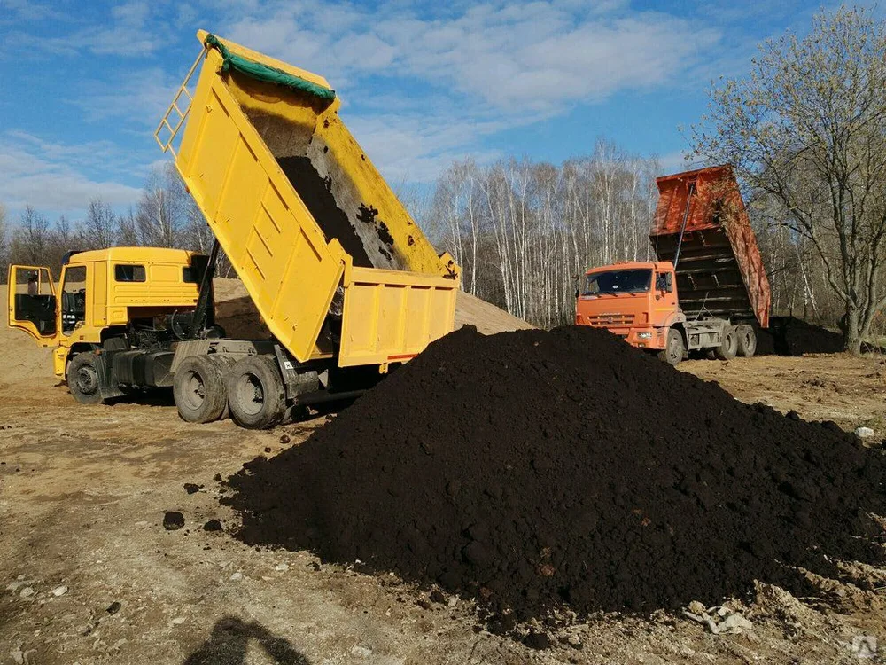Dump truck delivering fill dirt in Indianapolis Indiana